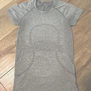 Lululemon Swiftly Tech Short sleeve 2.0 top size 6 in slate/white
